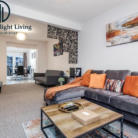Dwellers Delight Living Ltd Serviced Accommodation Fabulous House 3 Bedroom, Hainault Prime Location ,Greater London With Parking & Wifi, 2 Bathroom, Garden 齐格威尔 外观 照片