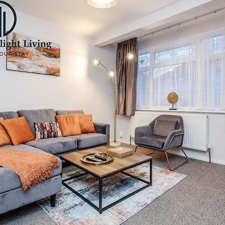 Dwellers Delight Living Ltd Serviced Accommodation Fabulous House 3 Bedroom, Hainault Prime Location ,Greater London With Parking & Wifi, 2 Bathroom, Garden 齐格威尔 外观 照片