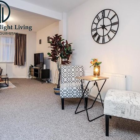 Dwellers Delight Living Ltd Serviced Accommodation Fabulous House 3 Bedroom, Hainault Prime Location ,Greater London With Parking & Wifi, 2 Bathroom, Garden 齐格威尔 外观 照片