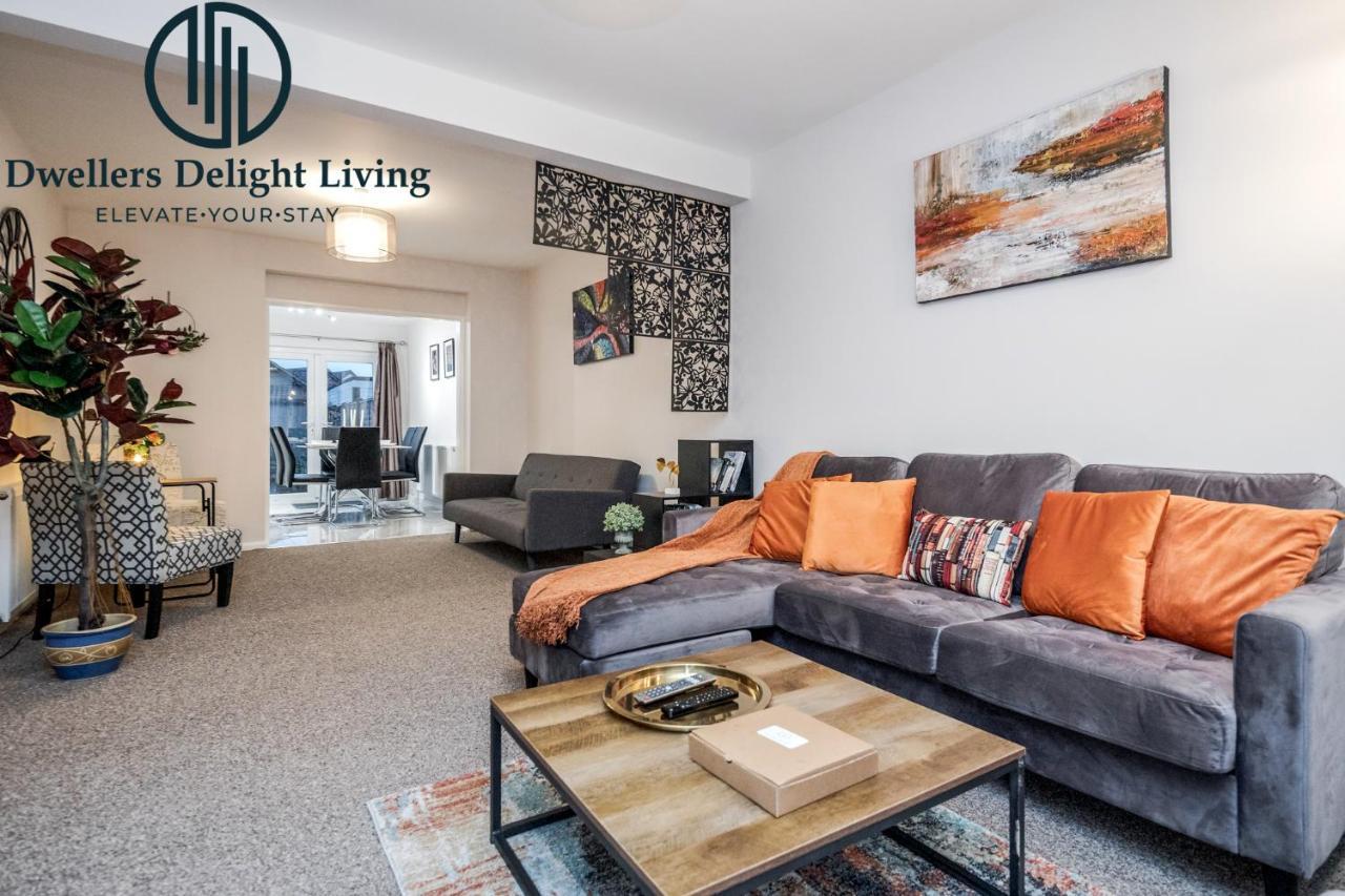 Dwellers Delight Living Ltd Serviced Accommodation Fabulous House 3 Bedroom, Hainault Prime Location ,Greater London With Parking & Wifi, 2 Bathroom, Garden 齐格威尔 外观 照片