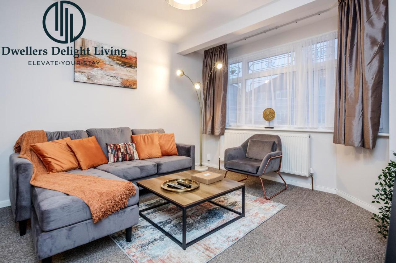 Dwellers Delight Living Ltd Serviced Accommodation Fabulous House 3 Bedroom, Hainault Prime Location ,Greater London With Parking & Wifi, 2 Bathroom, Garden 齐格威尔 外观 照片
