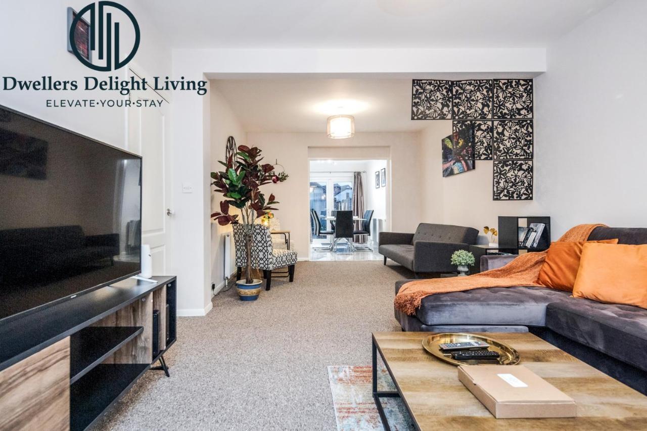 Dwellers Delight Living Ltd Serviced Accommodation Fabulous House 3 Bedroom, Hainault Prime Location ,Greater London With Parking & Wifi, 2 Bathroom, Garden 齐格威尔 外观 照片