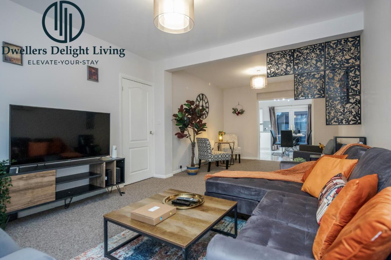 Dwellers Delight Living Ltd Serviced Accommodation Fabulous House 3 Bedroom, Hainault Prime Location ,Greater London With Parking & Wifi, 2 Bathroom, Garden 齐格威尔 外观 照片