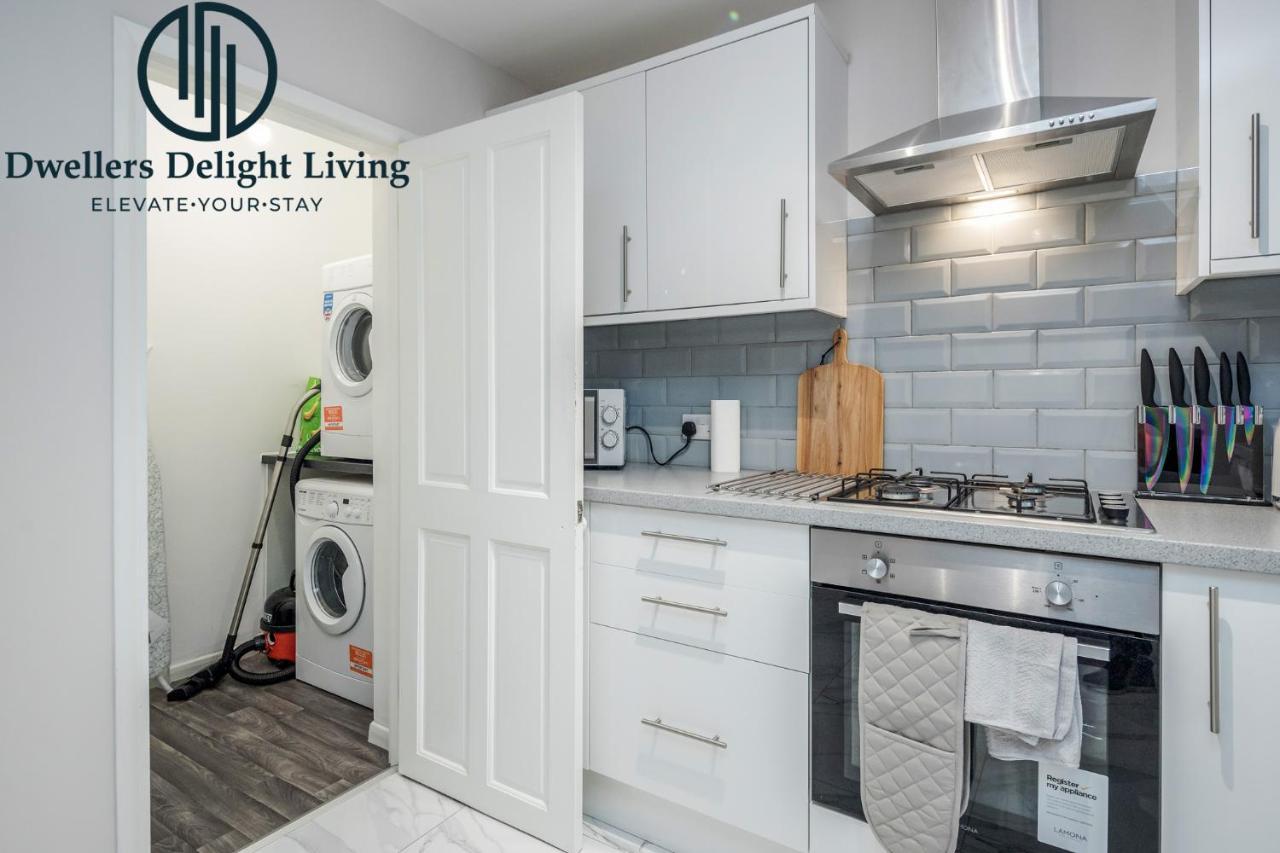 Dwellers Delight Living Ltd Serviced Accommodation Fabulous House 3 Bedroom, Hainault Prime Location ,Greater London With Parking & Wifi, 2 Bathroom, Garden 齐格威尔 外观 照片