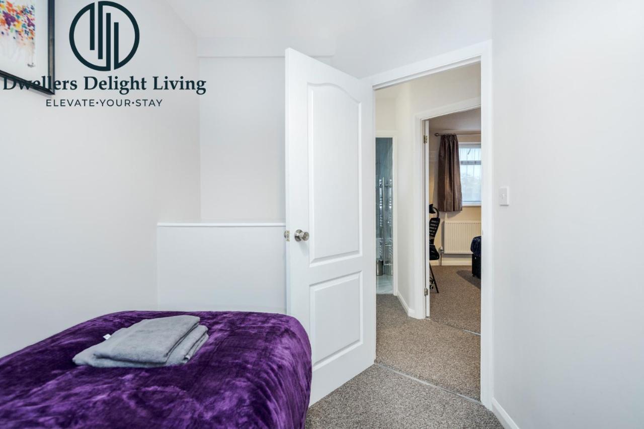 Dwellers Delight Living Ltd Serviced Accommodation Fabulous House 3 Bedroom, Hainault Prime Location ,Greater London With Parking & Wifi, 2 Bathroom, Garden 齐格威尔 外观 照片