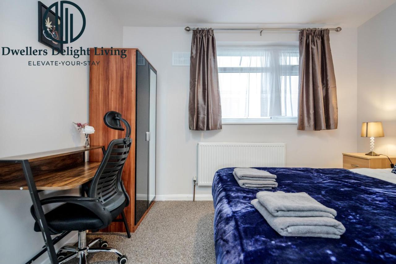 Dwellers Delight Living Ltd Serviced Accommodation Fabulous House 3 Bedroom, Hainault Prime Location ,Greater London With Parking & Wifi, 2 Bathroom, Garden 齐格威尔 外观 照片