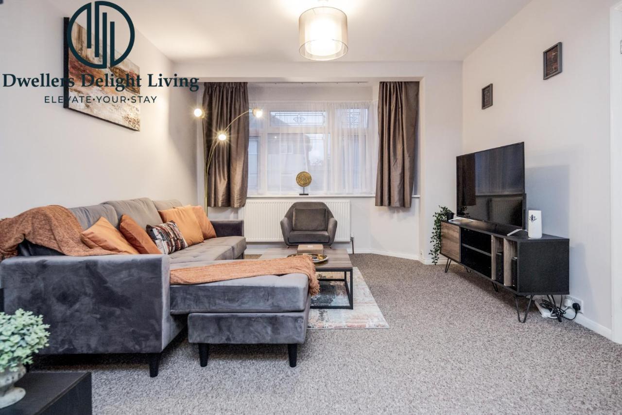 Dwellers Delight Living Ltd Serviced Accommodation Fabulous House 3 Bedroom, Hainault Prime Location ,Greater London With Parking & Wifi, 2 Bathroom, Garden 齐格威尔 外观 照片