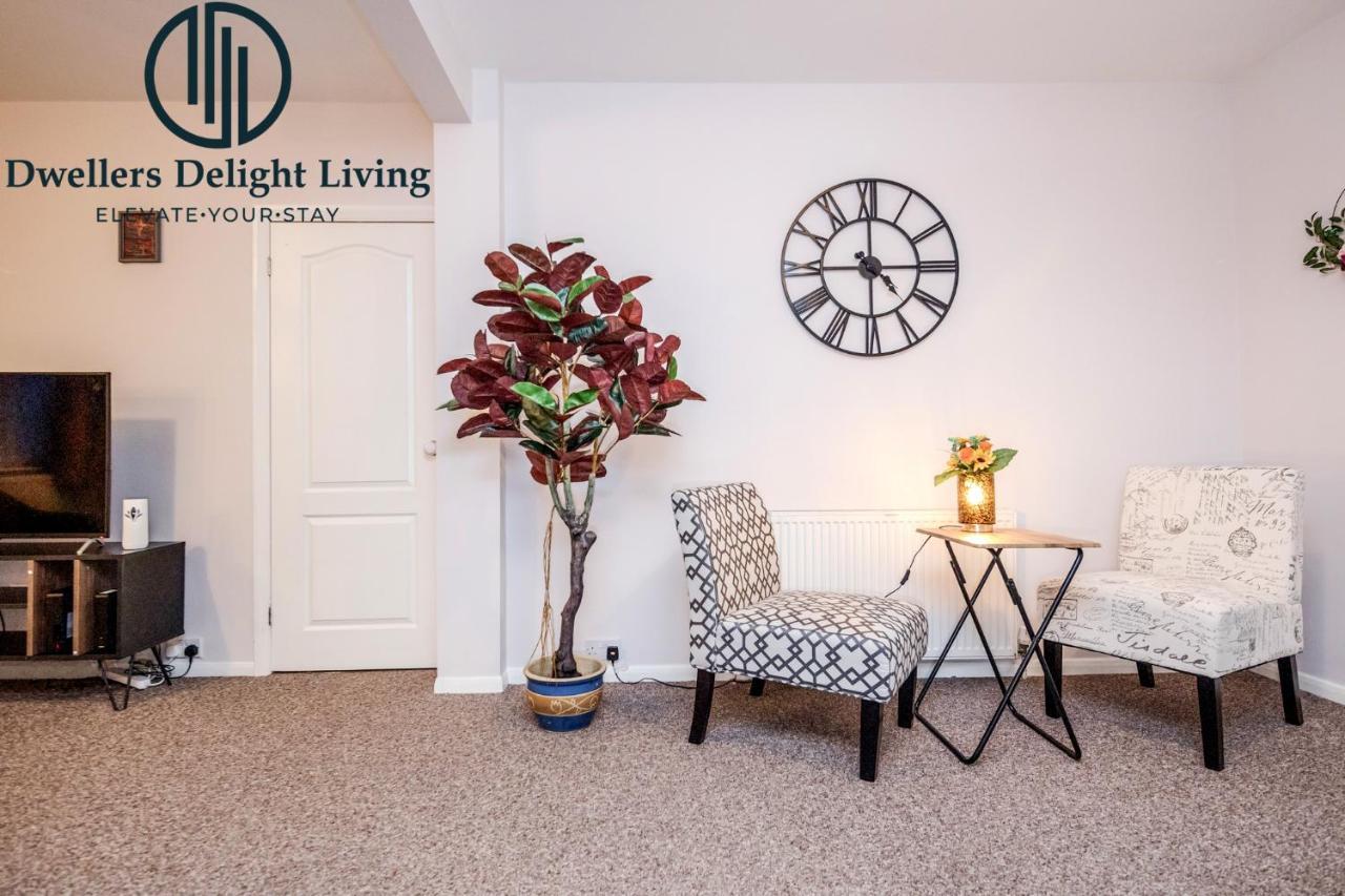 Dwellers Delight Living Ltd Serviced Accommodation Fabulous House 3 Bedroom, Hainault Prime Location ,Greater London With Parking & Wifi, 2 Bathroom, Garden 齐格威尔 外观 照片