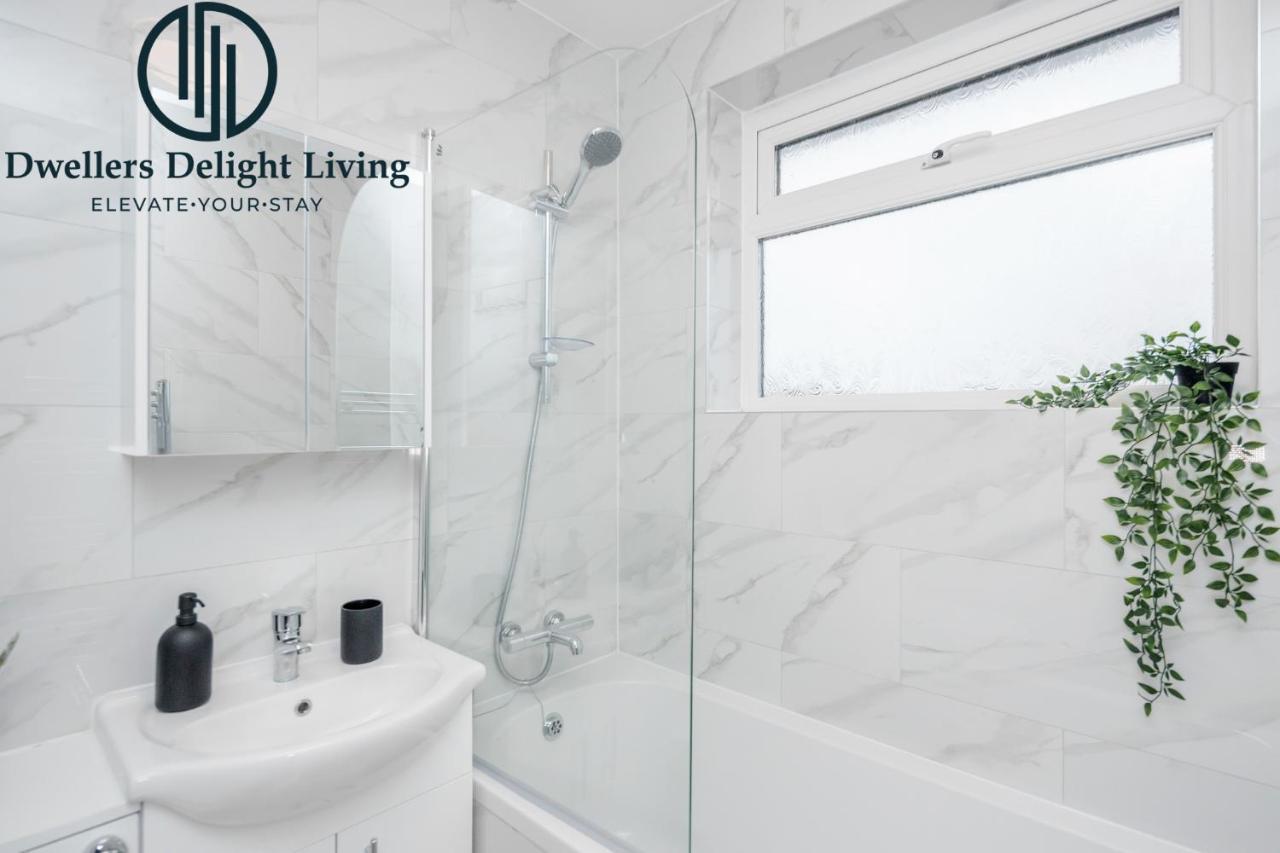 Dwellers Delight Living Ltd Serviced Accommodation Fabulous House 3 Bedroom, Hainault Prime Location ,Greater London With Parking & Wifi, 2 Bathroom, Garden 齐格威尔 外观 照片