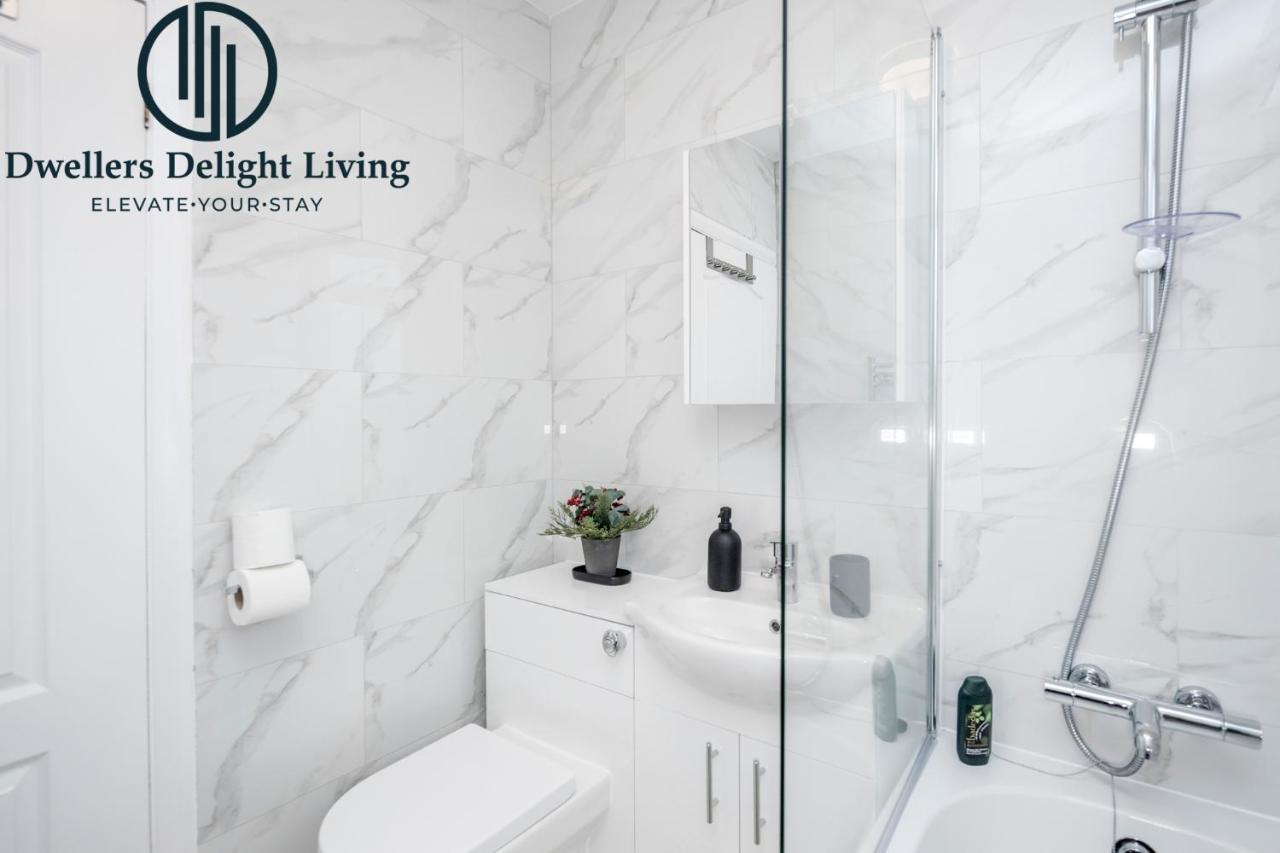 Dwellers Delight Living Ltd Serviced Accommodation Fabulous House 3 Bedroom, Hainault Prime Location ,Greater London With Parking & Wifi, 2 Bathroom, Garden 齐格威尔 外观 照片
