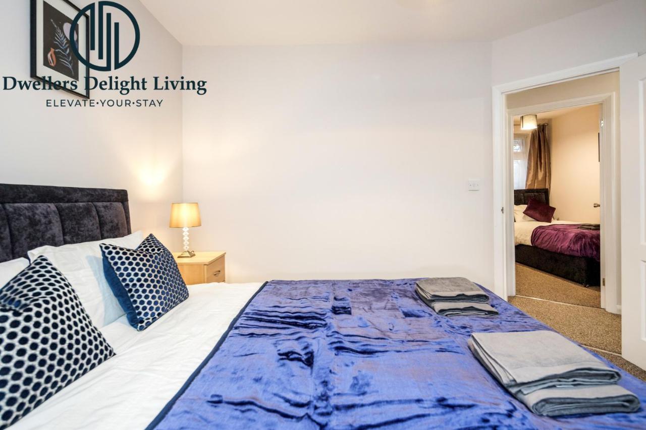 Dwellers Delight Living Ltd Serviced Accommodation Fabulous House 3 Bedroom, Hainault Prime Location ,Greater London With Parking & Wifi, 2 Bathroom, Garden 齐格威尔 外观 照片