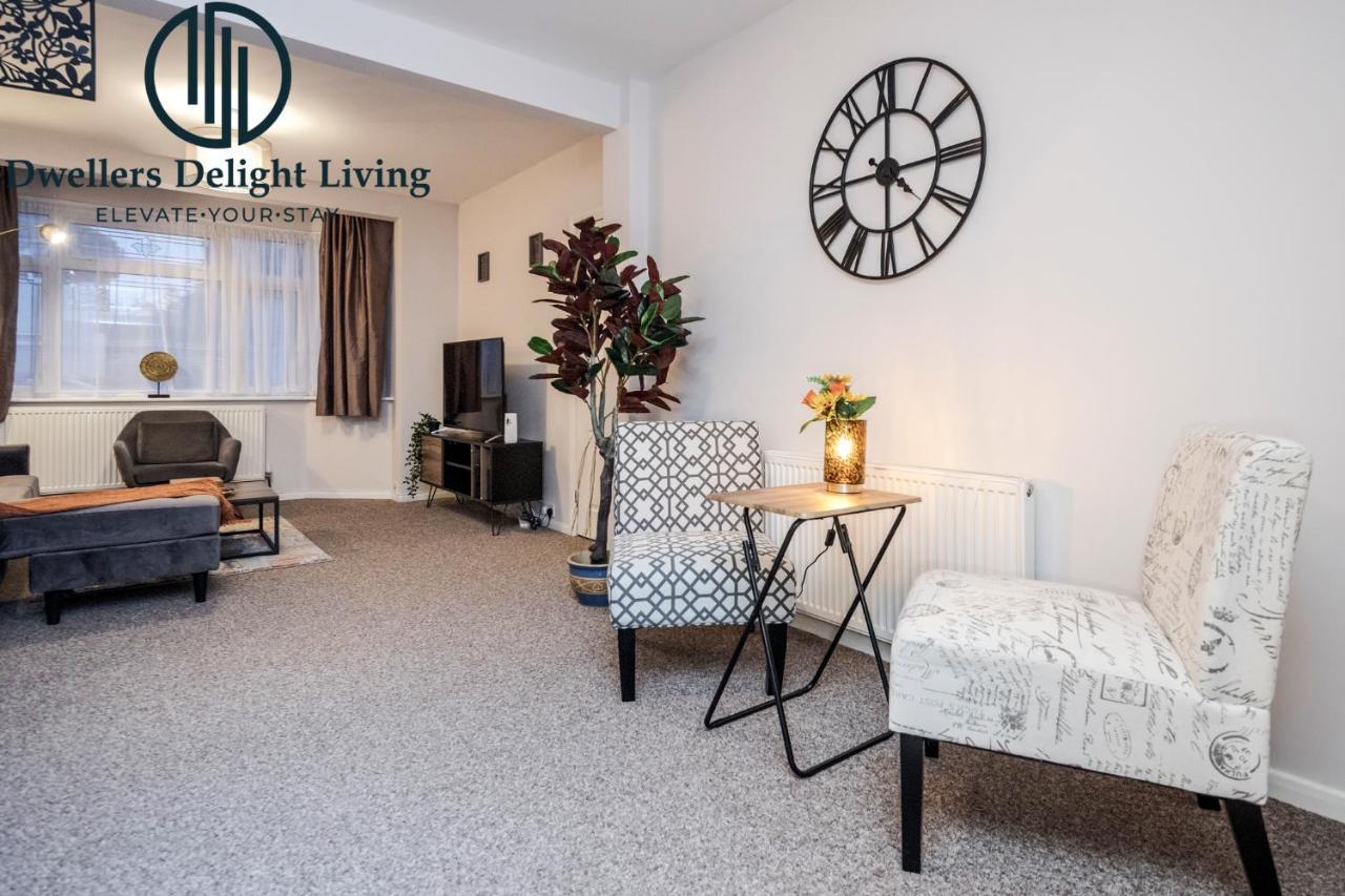 Dwellers Delight Living Ltd Serviced Accommodation Fabulous House 3 Bedroom, Hainault Prime Location ,Greater London With Parking & Wifi, 2 Bathroom, Garden 齐格威尔 外观 照片