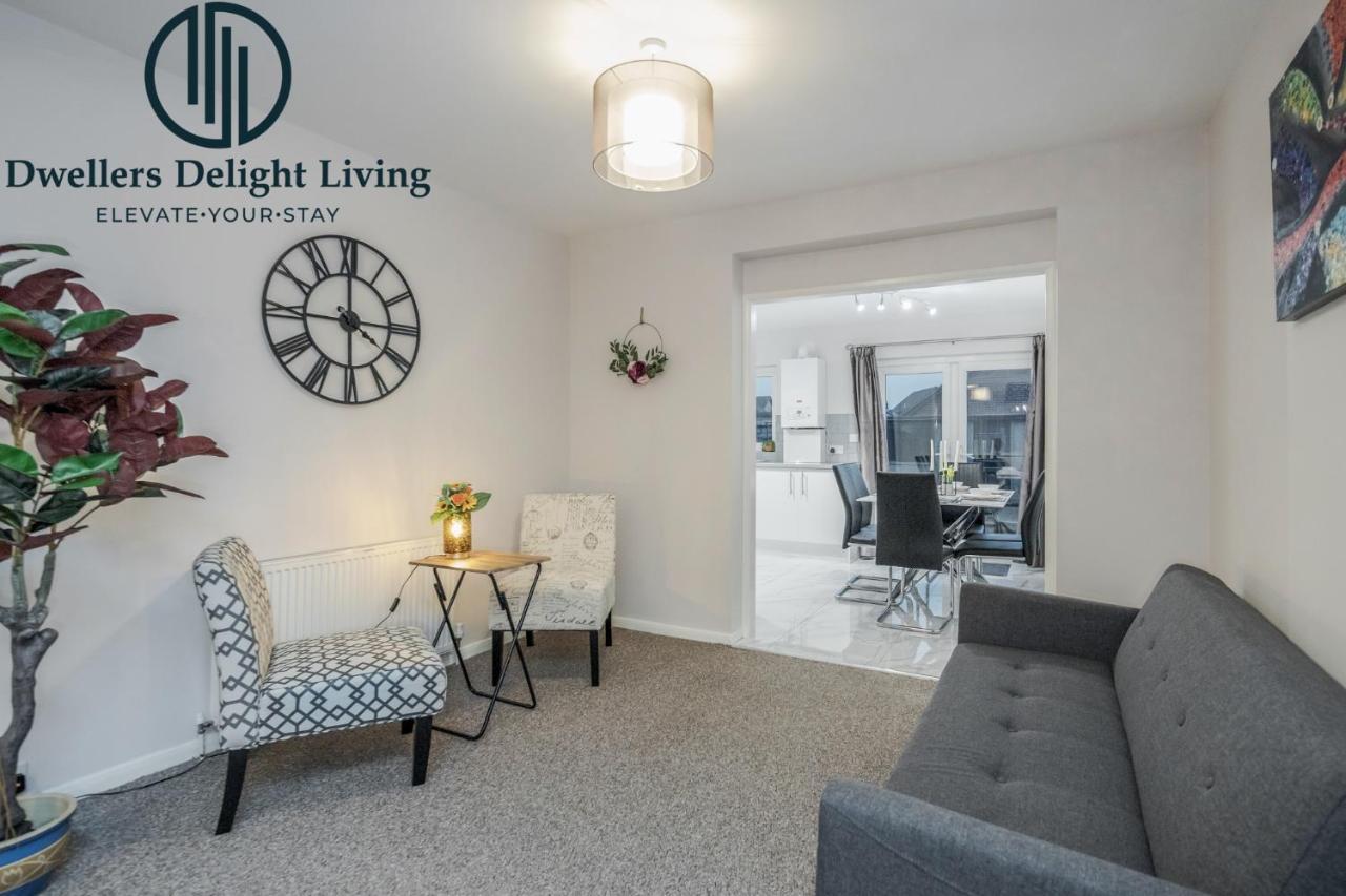 Dwellers Delight Living Ltd Serviced Accommodation Fabulous House 3 Bedroom, Hainault Prime Location ,Greater London With Parking & Wifi, 2 Bathroom, Garden 齐格威尔 外观 照片