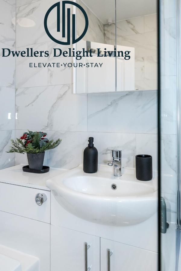 Dwellers Delight Living Ltd Serviced Accommodation Fabulous House 3 Bedroom, Hainault Prime Location ,Greater London With Parking & Wifi, 2 Bathroom, Garden 齐格威尔 外观 照片