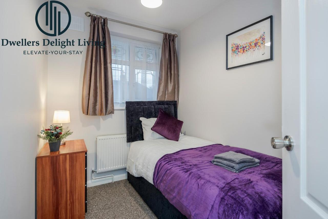 Dwellers Delight Living Ltd Serviced Accommodation Fabulous House 3 Bedroom, Hainault Prime Location ,Greater London With Parking & Wifi, 2 Bathroom, Garden 齐格威尔 外观 照片