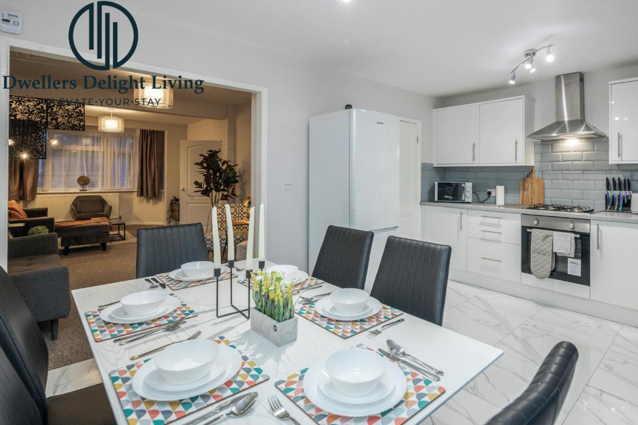 Dwellers Delight Living Ltd Serviced Accommodation Fabulous House 3 Bedroom, Hainault Prime Location ,Greater London With Parking & Wifi, 2 Bathroom, Garden 齐格威尔 外观 照片