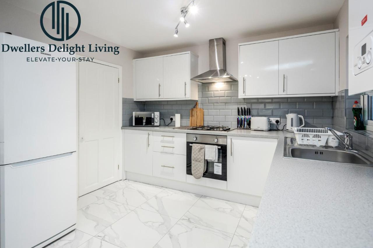 Dwellers Delight Living Ltd Serviced Accommodation Fabulous House 3 Bedroom, Hainault Prime Location ,Greater London With Parking & Wifi, 2 Bathroom, Garden 齐格威尔 外观 照片