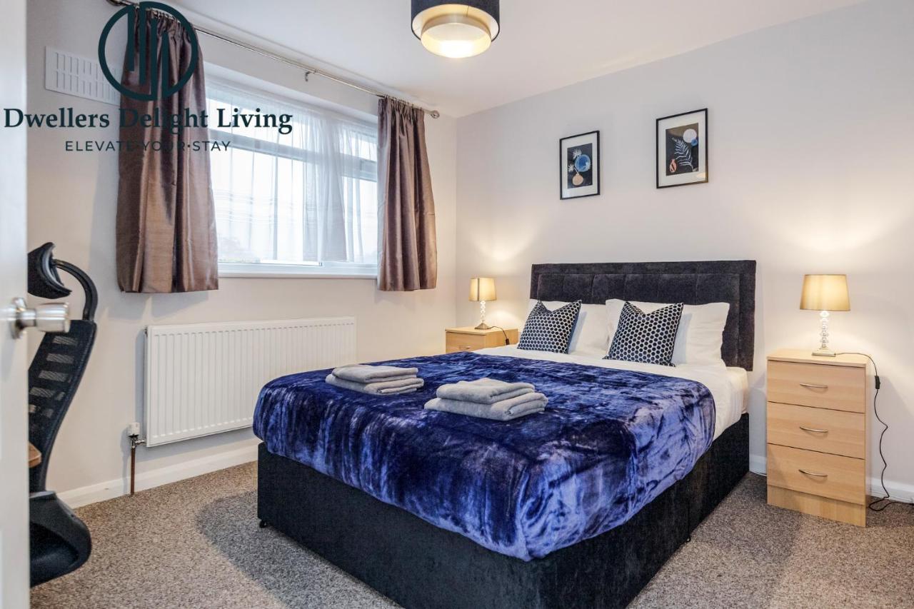 Dwellers Delight Living Ltd Serviced Accommodation Fabulous House 3 Bedroom, Hainault Prime Location ,Greater London With Parking & Wifi, 2 Bathroom, Garden 齐格威尔 外观 照片