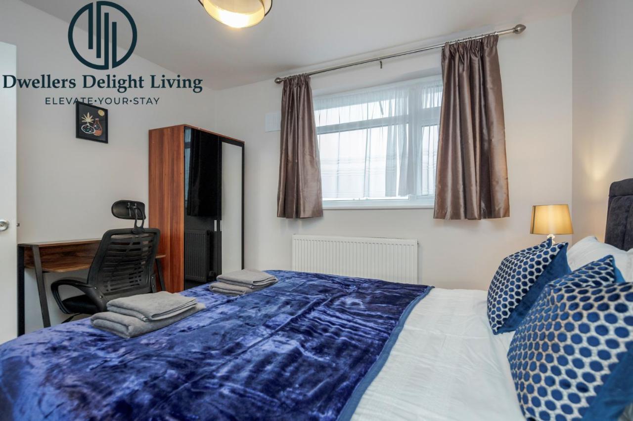 Dwellers Delight Living Ltd Serviced Accommodation Fabulous House 3 Bedroom, Hainault Prime Location ,Greater London With Parking & Wifi, 2 Bathroom, Garden 齐格威尔 外观 照片
