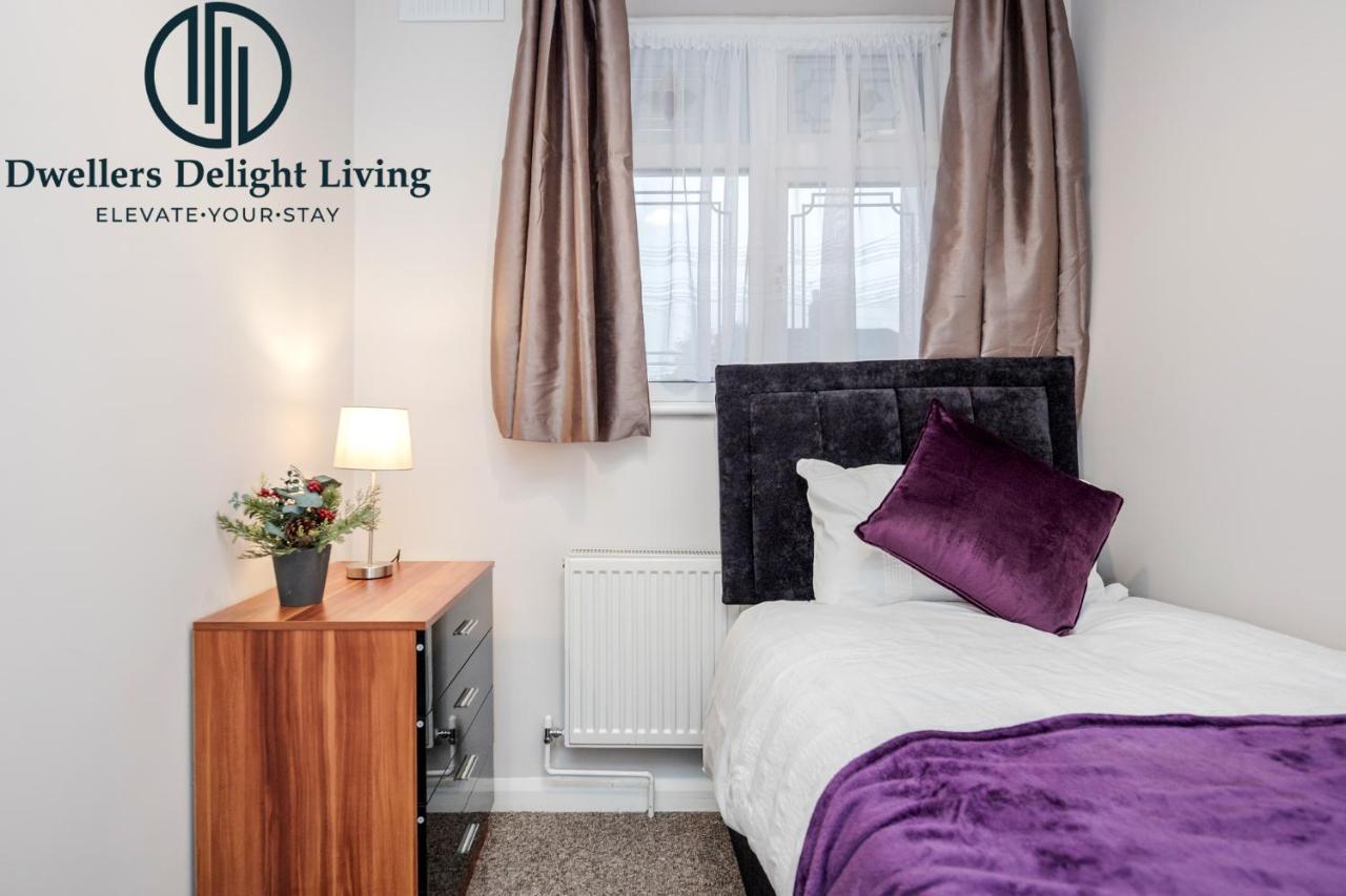 Dwellers Delight Living Ltd Serviced Accommodation Fabulous House 3 Bedroom, Hainault Prime Location ,Greater London With Parking & Wifi, 2 Bathroom, Garden 齐格威尔 外观 照片
